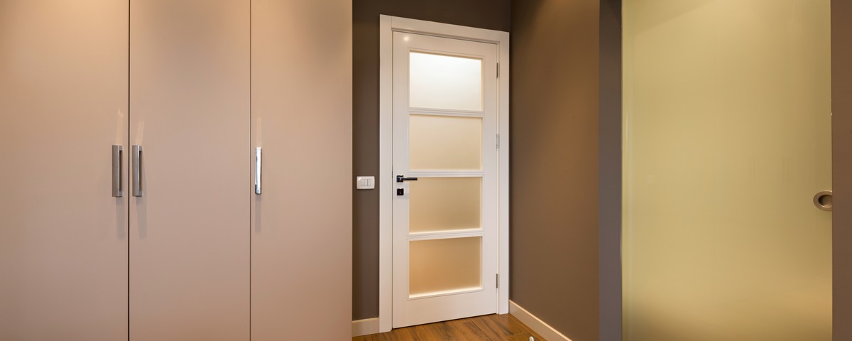 Остекленная межкомнатная дверь в комнате
