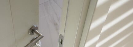 Уплотнители и притвор: как улучшить герметичность двери без замены