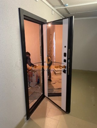 Установка металлической двери Стайл Z с зеркалом 2
