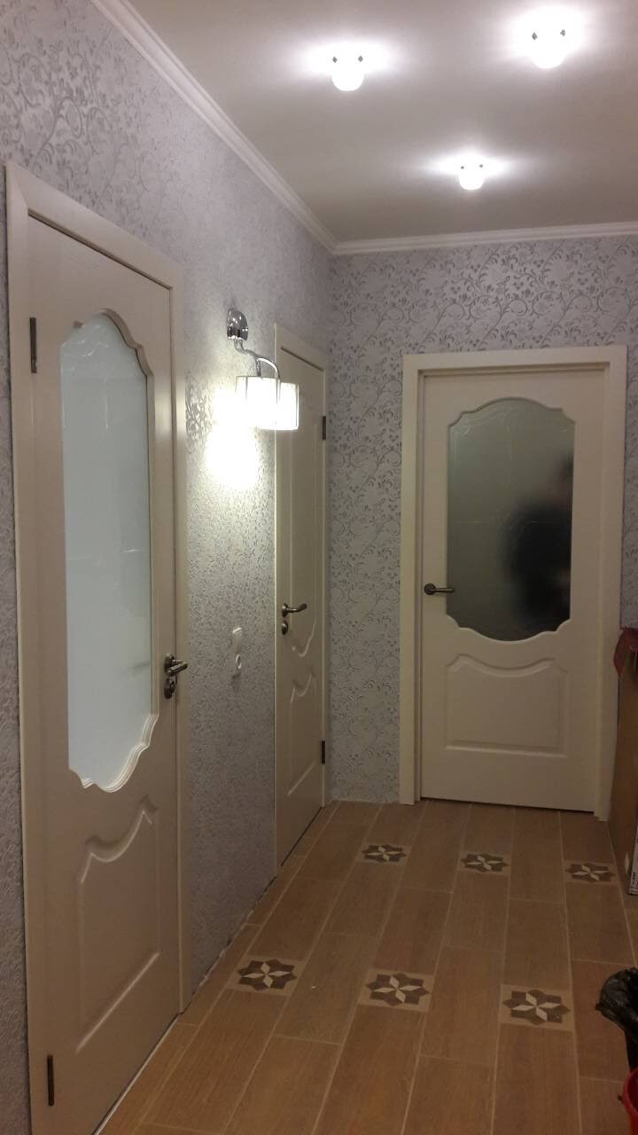 Белые двери со стеклом