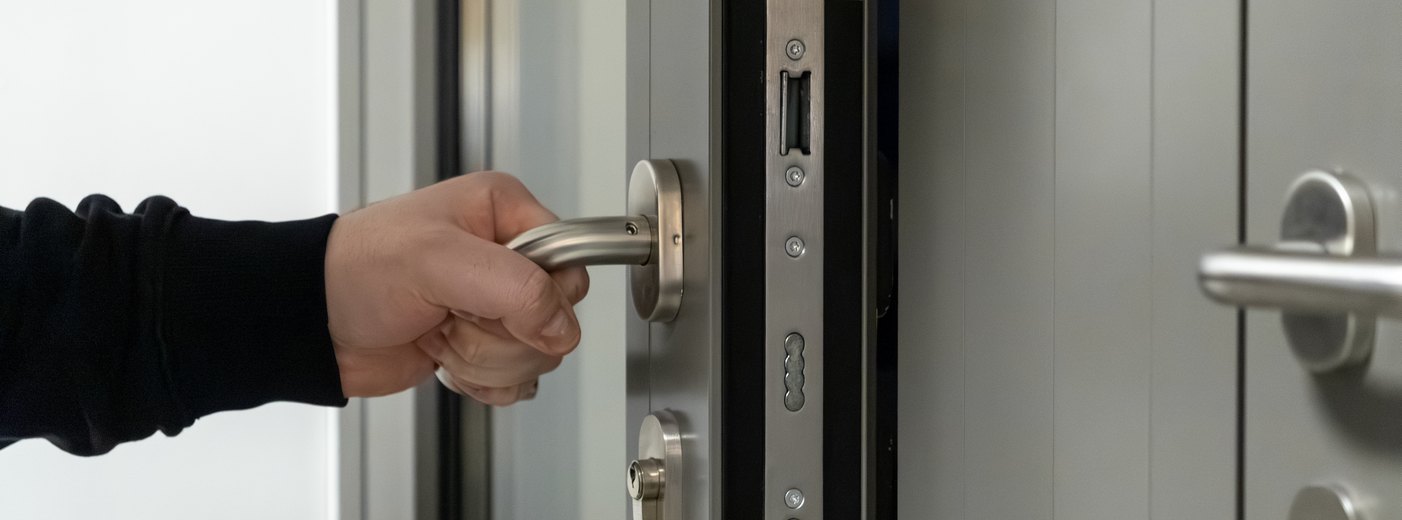 Сколько стоит поменять входную дверь