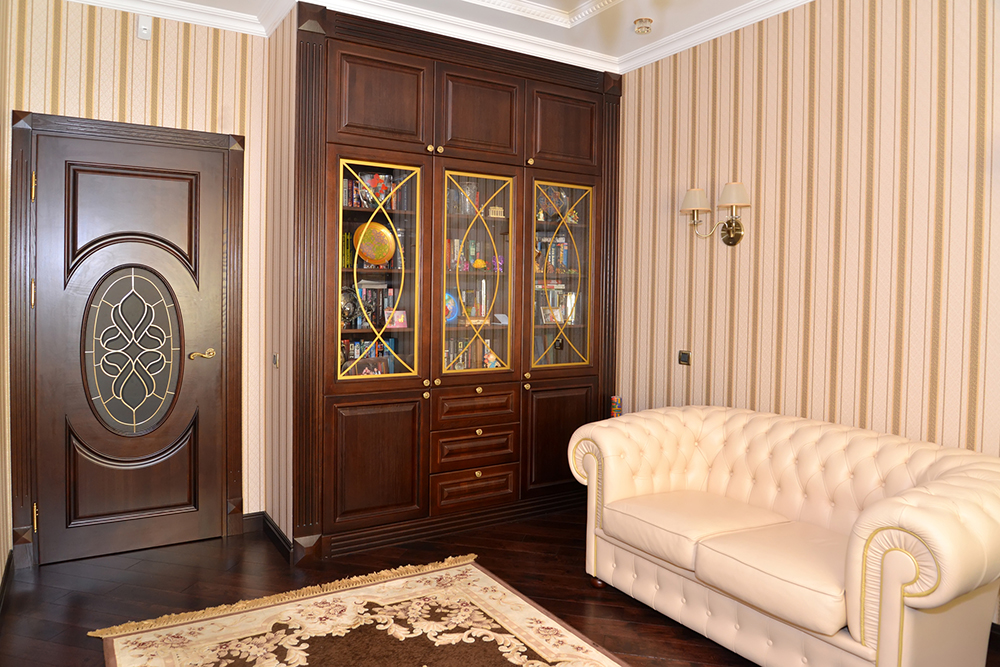 Дверь в классическом стиле в гостиной