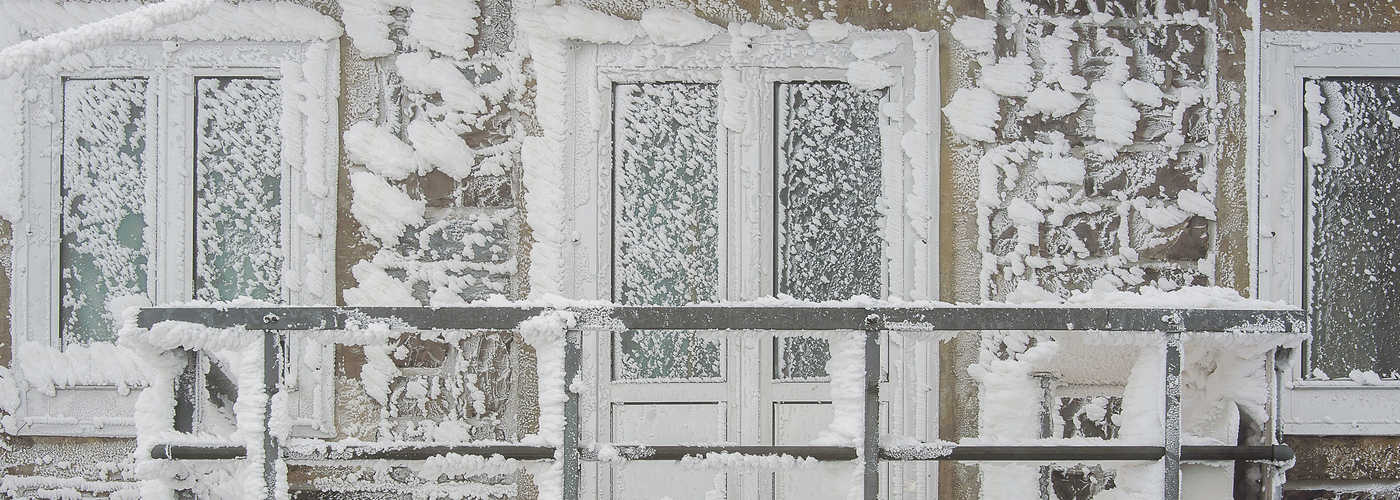 Что провоцирует промерзание двери зимой