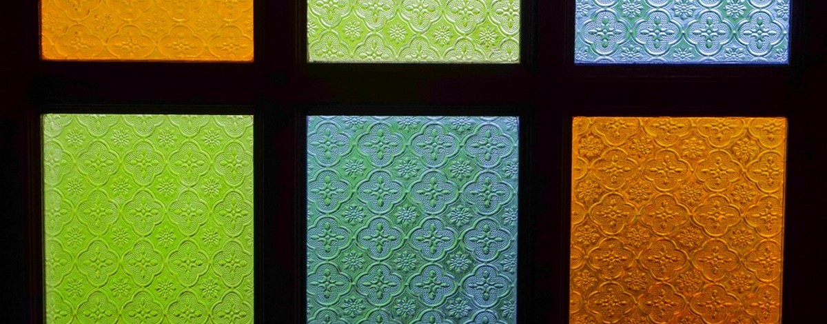 Цветное акриловое стекло в двери