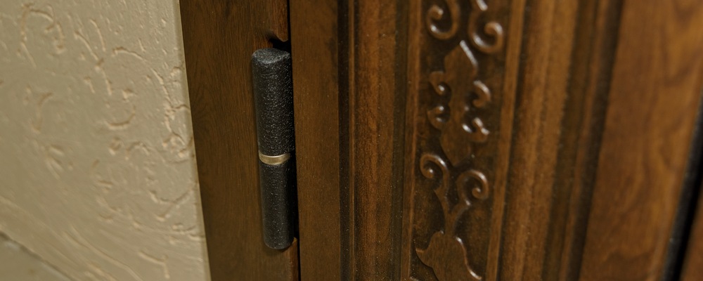 Накладная петля на двери с покрытием из МДФ